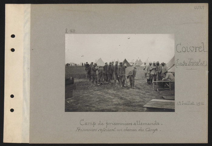 Coivrel (entre Tricot et). Camp de prisonniers allemands : prisonniers refaisant un chemin du camp
