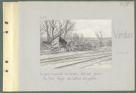 Verdun. La gare meusienne bombardée ; bâtiment détruit. Au fond, hangar des ballons dirigeables