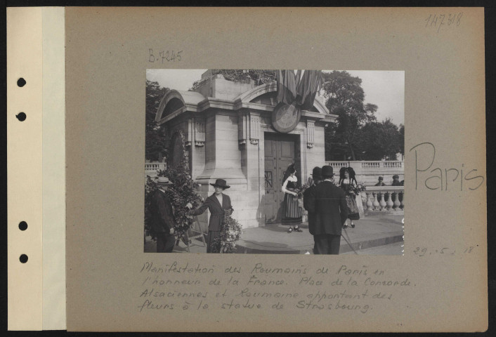 Paris. Manifestation des roumains de Paris en l'honneur de la France. Place de la Concorde. Alsaciennes et roumaine apportant des fleurs à la statue de Strasbourg