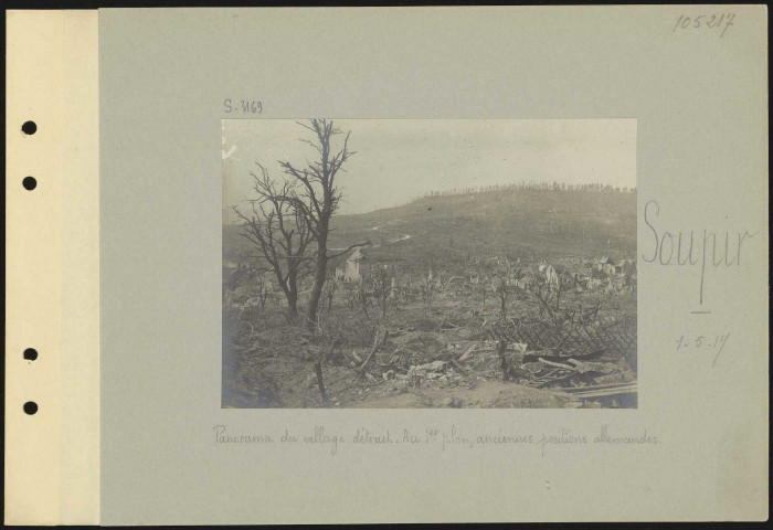 Soupir. Panorama du village détruit. Au premier plan, anciennes positions allemandes