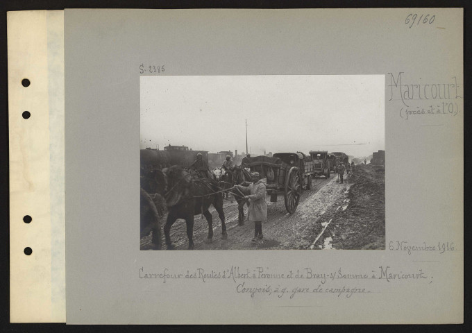 Maricourt (près et à l'ouest). Carrefour des routes d'Albert à Péronne et de Bray-sur-Somme à Maricourt ; convois ; à gauche gare de campagne