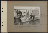 Etampes. École d'aviation. Femmes lavant un Farman