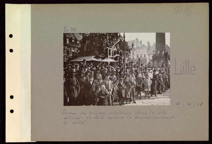 Lille. Entrée des troupes anglaises dans la ville délivrée. La foule devant la Bourse pendant le défilé