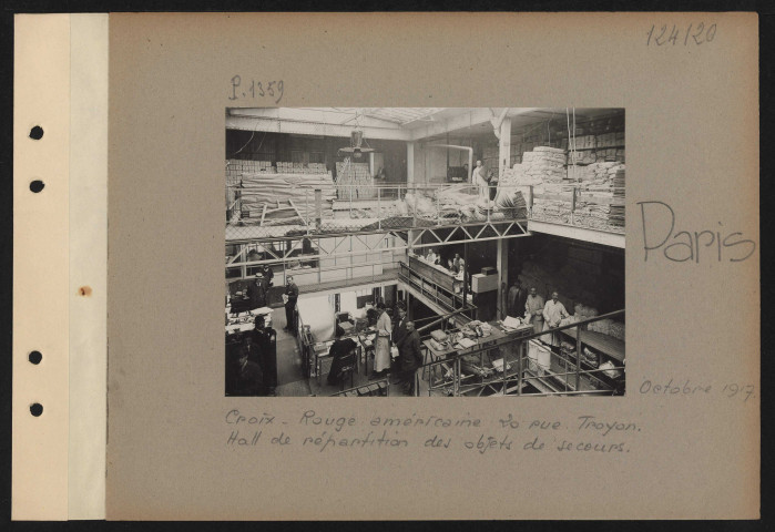 Paris. Croix-Rouge américaine, 20 rue Troyon. Hall de répartition des objets de secours