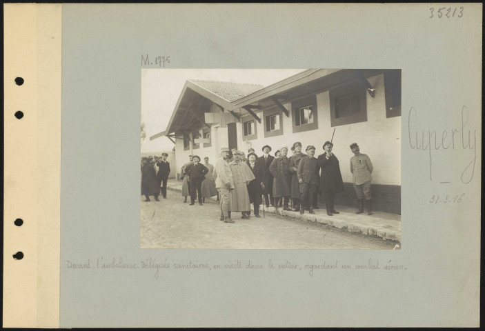 Cuperly. Devant l'ambulance. Délégué sanitaires, en visite dans le secteur, regardant un combat aérien
