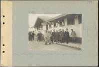 Cuperly. Devant l'ambulance. Délégué sanitaires, en visite dans le secteur, regardant un combat aérien