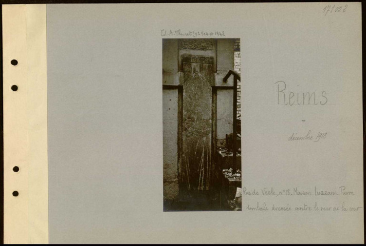 Reims. Rue de Vesle, numéro 18. Maison Luzzani. Pierre tombale dressée contre le mur de la cour