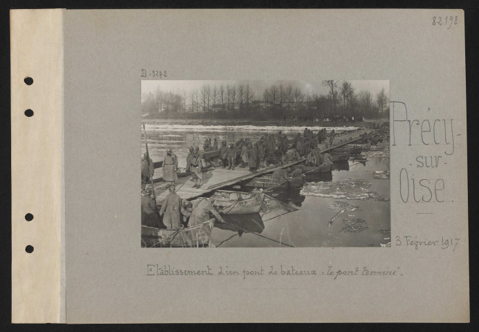 Précy-sur-Oise. Établissement d'un pont de bateaux : le pont terminé