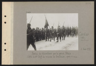 Candor (près). Remise de décoration par le général Pétain : défilé du 8e régiment de marche de tirailleurs, après la revue