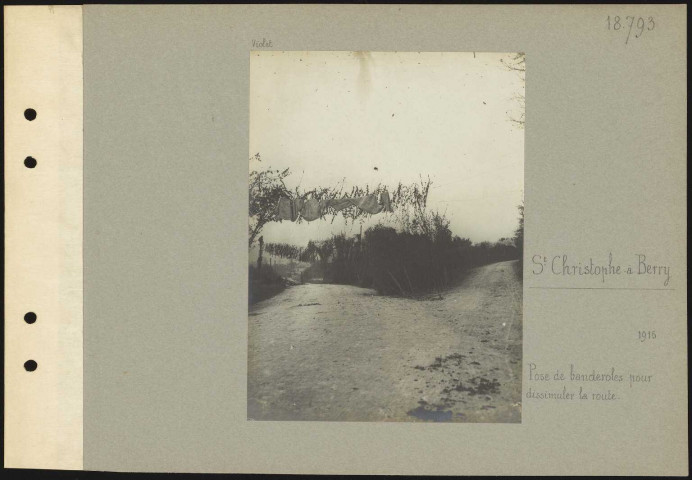 Saint-Christophe-à-Berry. Pose de banderoles pour dissimuler la route