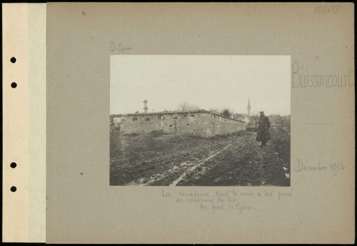 Buissoncourt. Le cimetière dont le mur a été percé de créneaux de tir. Au fond, l'église