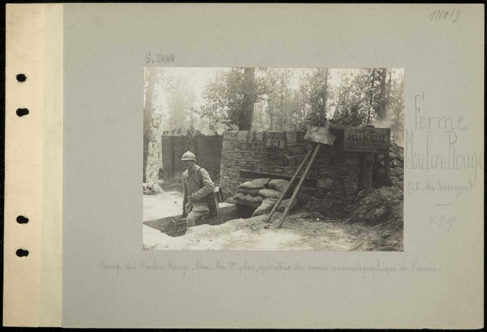 Ferme Moulin-Rouge (sud-est de Vassogne). Camp du Moulin-Rouge. Abri. Au premier plan, opérateur du service cinématographique de l'armée