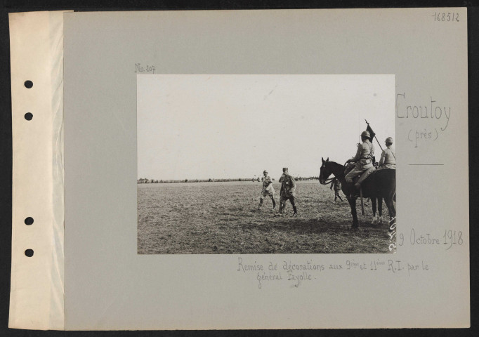 Croutoy (près). Remise de décorations aux 9e été 11e RI par le général Fayolle