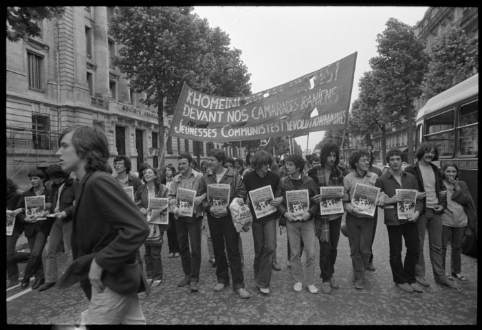 Manifestation des Jeunesses Communistes Révolutionnaires (JCR). Musée de l'Affiche rue de paradis. Manifestation de soutien aux travailleurs immigrés animée par l'« UCML »