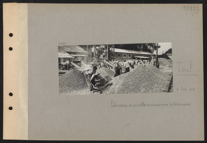 Toul. Fabrication de poutrelles en ciment armé ; la bétonneuse