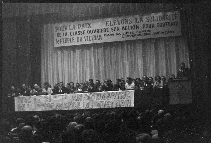 Meeting à la Mutualité à l'occasion du 21ème anniversaire de l'indépendance du Vietnam. Scènes de rue à Paris et ruines du Théâtre de l'Ambigu-Comique