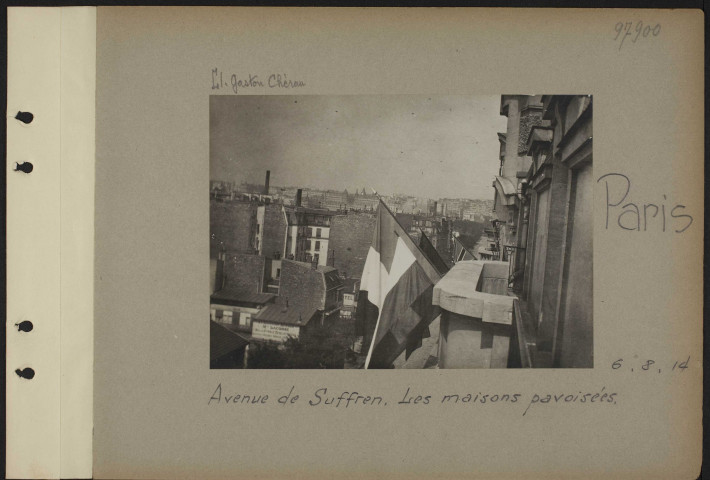 Paris. Avenue de Suffren. Les maisons pavoisées