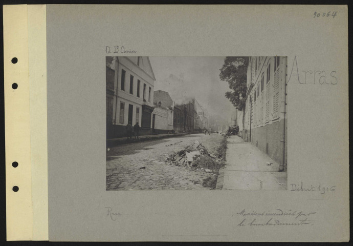 Arras. Rue ? Maisons incendiés par le bombardement