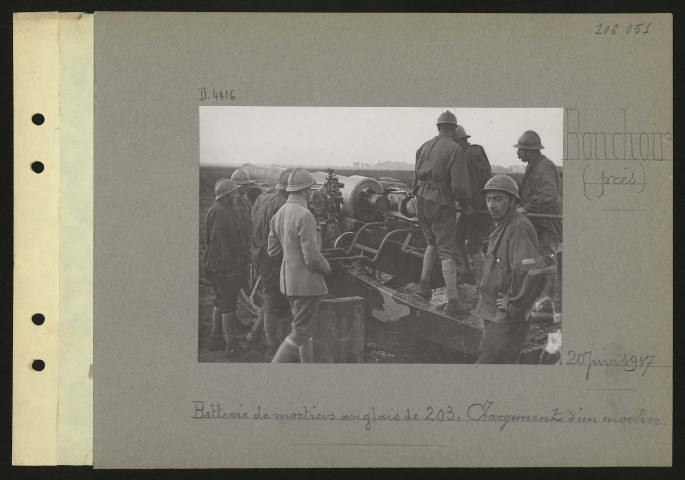 Bouchoir (près). Batterie de mortiers anglais de 203 : chargement d'un mortier