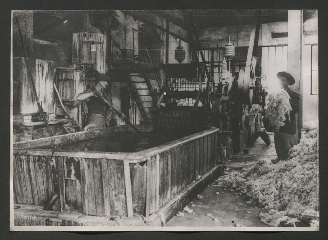 Fabrique du drap militaire à l'usine de la Bouriette