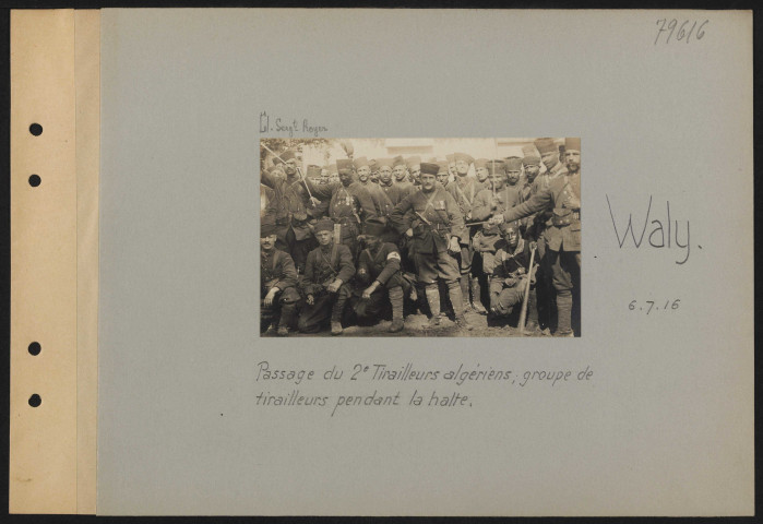 Waly. Passage du 2e tirailleurs algériens ; groupe de tirailleurs pendant la halte