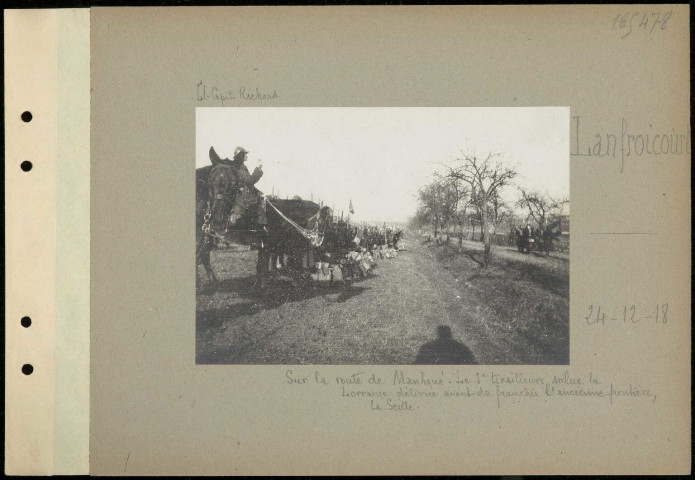 Lanfroicourt. Sur la route de Manhoué. Le 3e tirailleurs salue la Lorraine délivrée avant de franchir l'ancienne frontière, la Seille