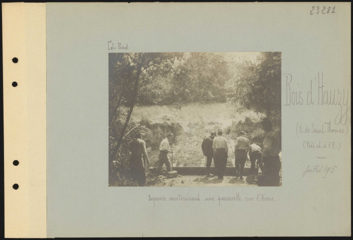 Bois d'Hauzy (ouest de Saint-Thomas) (près et à l'est). Sapeurs construisant une passerelle sur l'Aisne