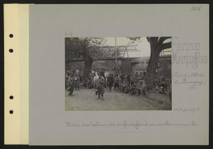 Ferme Marqueffles (près et à l'est de Bouvigny). Partie des bâtiments et fantassins au cantonnement