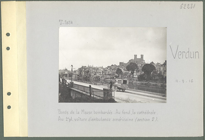 Verdun. Bords de la Meuse bombardés. Au fond, la cathédrale. Au premier plan voiture d'ambulance américaine (section 2)