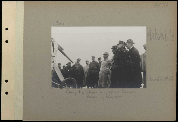 Malzéville. Camp d'aviation. Le président Poincaré devant un avion-canon