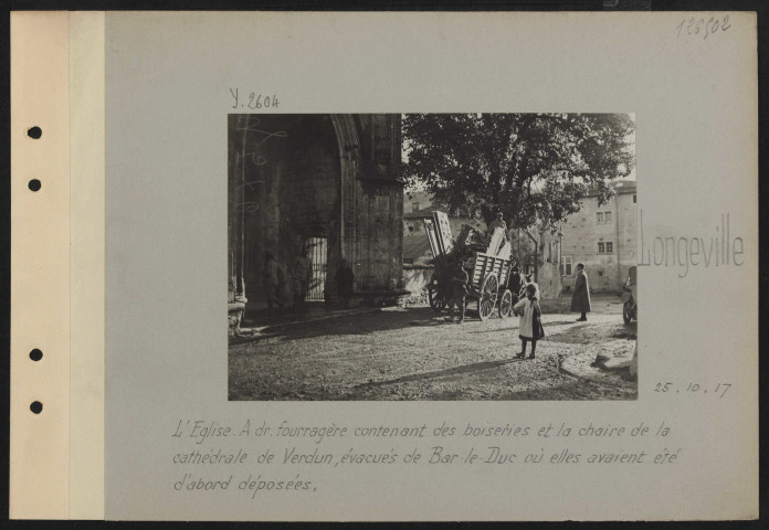 Longeville. L'église. À droite, fourragère contenant des boiseries et la chaire de la cathédrale de Verdun, évacués de Bar-le-Duc où elles avaient été d'abord déposées