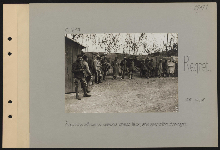 Regret. Prisonniers allemands capturés devant Vaux attendant d'être interrogés
