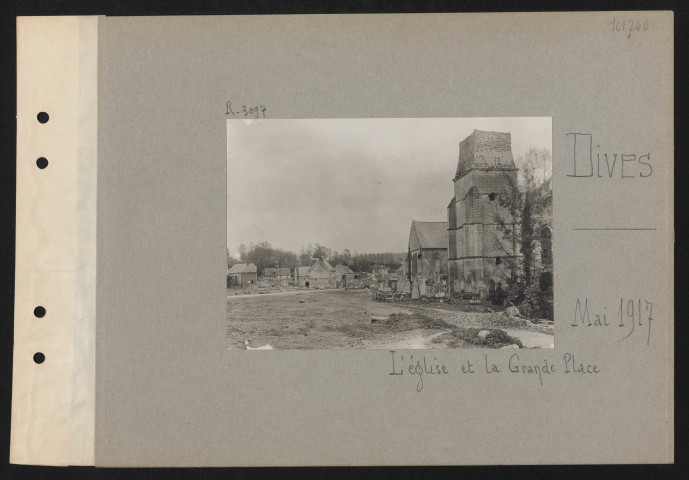 Dives. L'église et la grande place