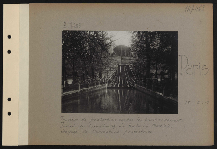 Paris. Jardin du Luxembourg. Travaux de protection contre les bombardements. Jardin du Luxembourg. La fontaine Médicis ; étayage de l'armature protectrice