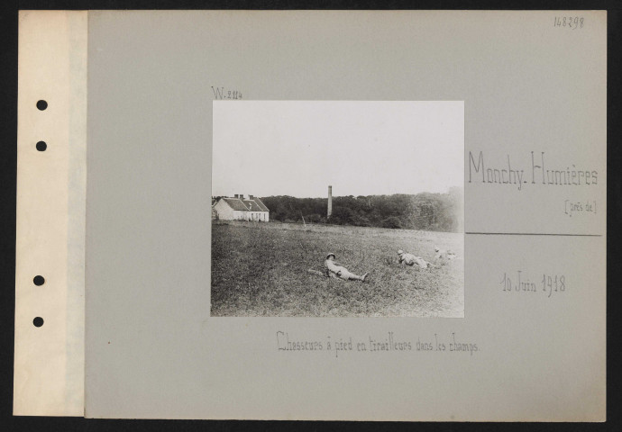 Monchy-Humières (près de). Chasseurs à pied en tirailleurs dans les champs