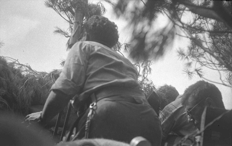 Poste d'observation de l'artillerie, de l'autre côté de l'Ebre : (de dos) A. Szurek, (à droite) Escimontovski, chef de l'observation de l'armée, ex-colonel de l'armée blanche