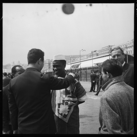 Ben Bella, sur le port d'Alger, attend l'arrivée de Nasser