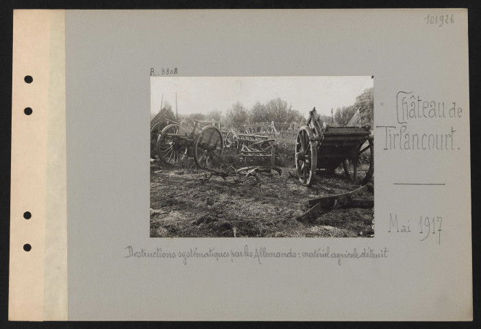 Château de Tirlancourt. Destructions systématiques par les Allemands : matériel agricole détruit