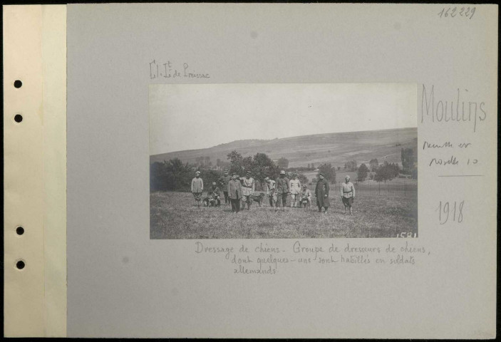 Moulins. Dressage de chiens de guerre. Groupe de dresseurs de chiens, dont quelques-uns habillées en soldats allemands