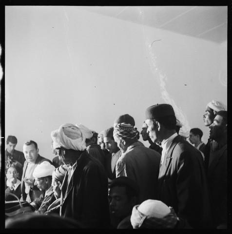 Reportage sur les comités de gestion de Cherchell et en particulier d'une équipe réparant des machines agricoles