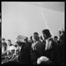 Reportage sur les comités de gestion de Cherchell et en particulier d'une équipe réparant des machines agricoles