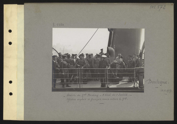 Boulogne. Arrivée du général Pershing. À bord de "L'Invicta". Officiers anglais et français venus saluer le général