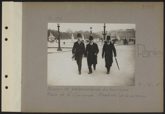 Paris. Mission de parlementaires britanniques. Place de la Concorde. Membres de la mission