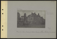 Arras. Place de la Gare ; maisons et hôtel du "Courrier du Pas-de-Calais" bombardés