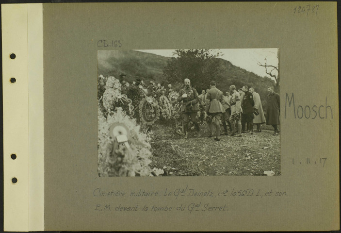 Moosch. Cimetière militaire. Le général Demetz, commandant la 56e division d'infanterie, et son état-major devant la tombe du général Serret