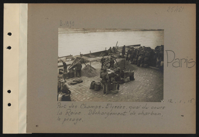 Paris. Port des Champs-Élysées, quai du cours la Reine. Déchargement de charbon, le pesage