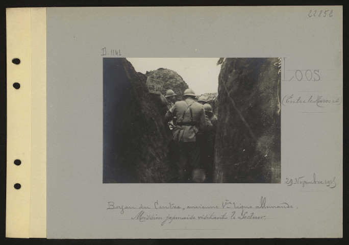 Loos (entre Le Maroc et). Boyau du Centre, ancienne première ligne allemande. Mission japonaise visitant le secteur