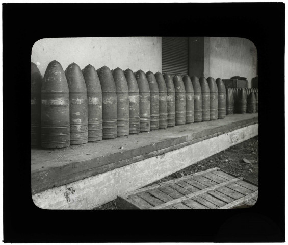 Les obus de gros calibres dans les gares distributrices