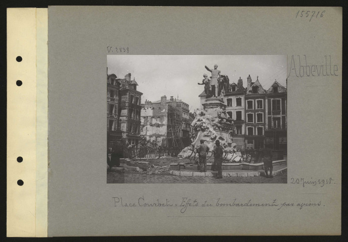 Abbeville. Place Courbet : effets du bombardement par avions
