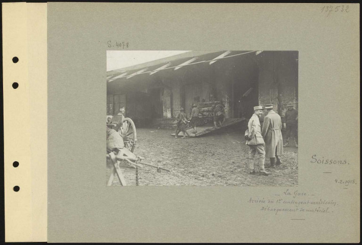 Soissons. La gare. Arrivée du premier contingent américain. Débarquement de matériel